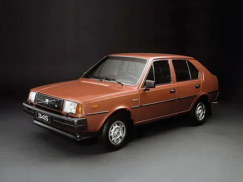 Volvo 300 Series 1.7 MT (82 hp) · 5-door hatchback