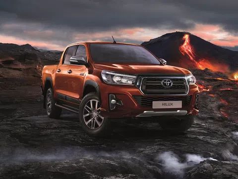 Toyota Hilux VIII რესტაილინგი 2.8d AT (177 ც.ძ.) 4WD · Exclusive Black · პიკაპი ორმაგი კაბინა