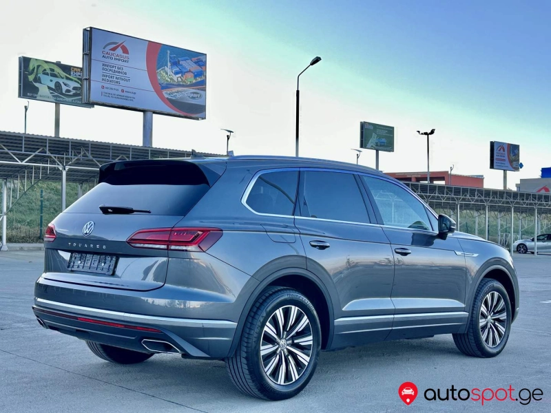 Volkswagen Touareg 2019 панорама